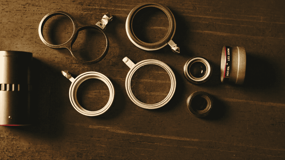 A set of telescope eyepieces of different sizes arranged on a table with a Barlow lens